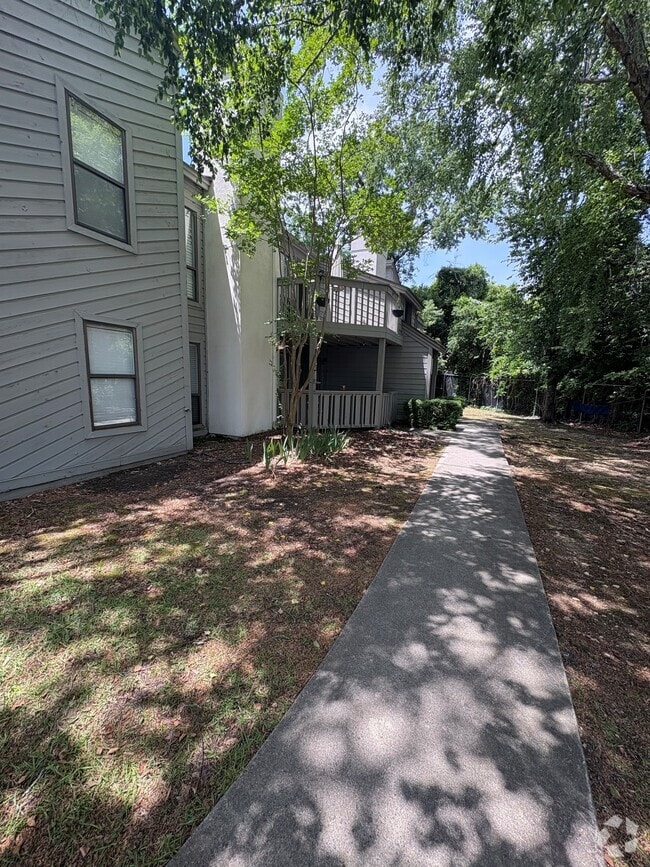 Building Photo - 448 Deerwood St