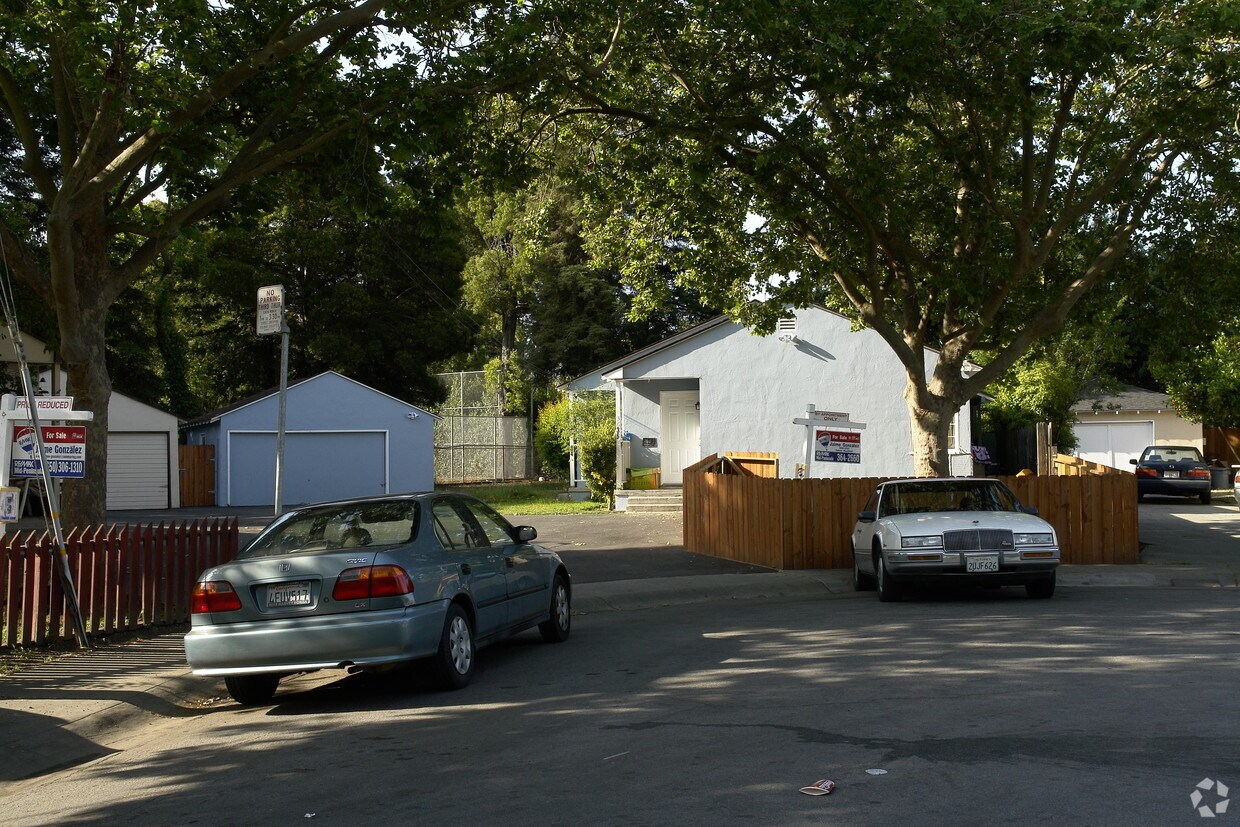 Building Photo - 42-44 Arrowhead Ln
