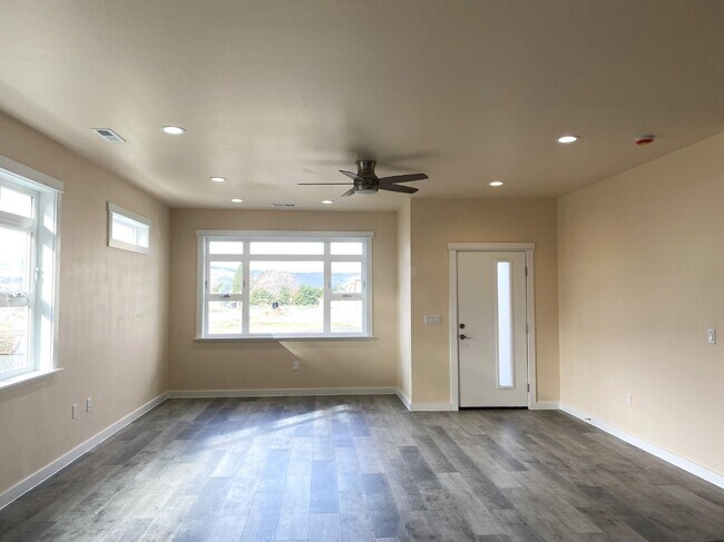 Building Photo - 2026 Home in Dallesport