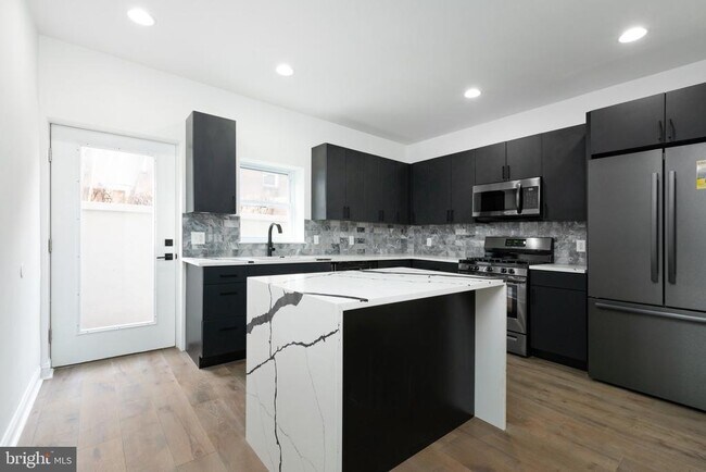 Foto del edificio - 1830 Montrose St