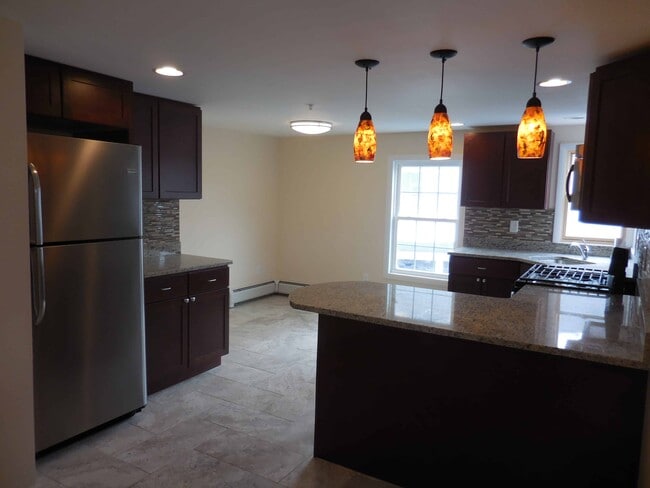 Building Photo - 14 Main St