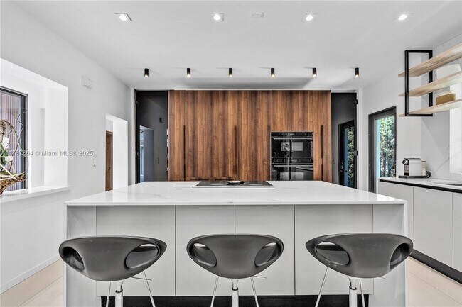 Building Photo - 725 W 49th St