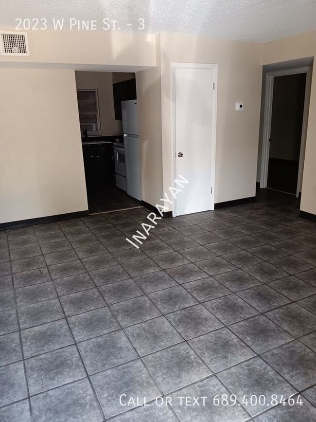 Building Photo - 2/1 DOWNSTAIRS apartment! Available now!