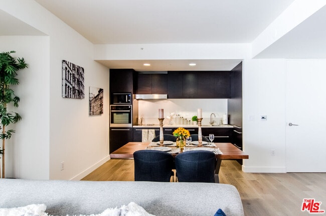 Building Photo - 6250 Hollywood Blvd