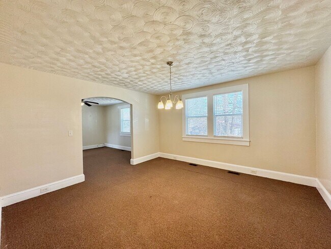 Foto del edificio - Adorable South Hill Charmer Waiting for YOU!