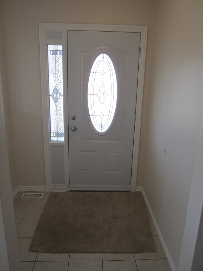 Photo du bâtiment - Spacious 4-Bed, 2-Bath Legal Apartment for...