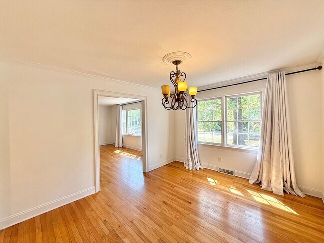 Foto del edificio - 1402 Hedgelawn Way