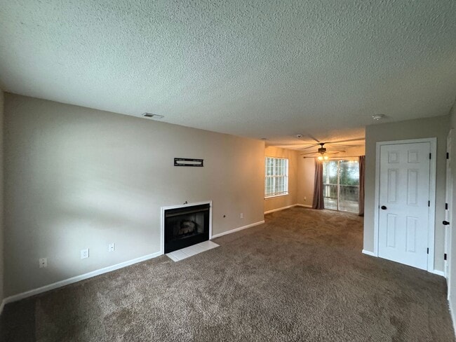 Building Photo - Introducing a charming home located in the heart of Suffolk ¨ASK ABOUT OUR ZERO DEPOSIT¨