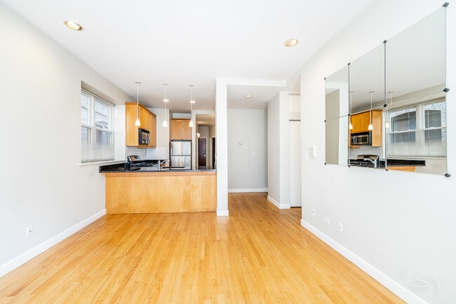 Building Photo - 804 W Buckingham Pl