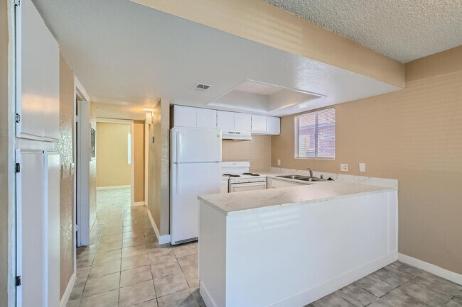 Foto del edificio - 1st Floor 2 Bedroom Unit with Brick Firepl...
