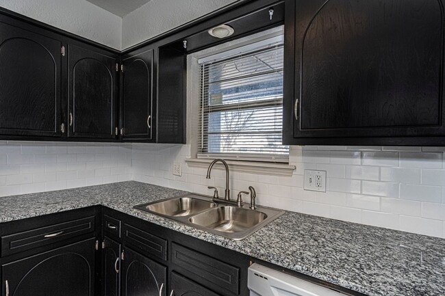 Foto del edificio - Great  3 Bed 2 Bath in Yukon!