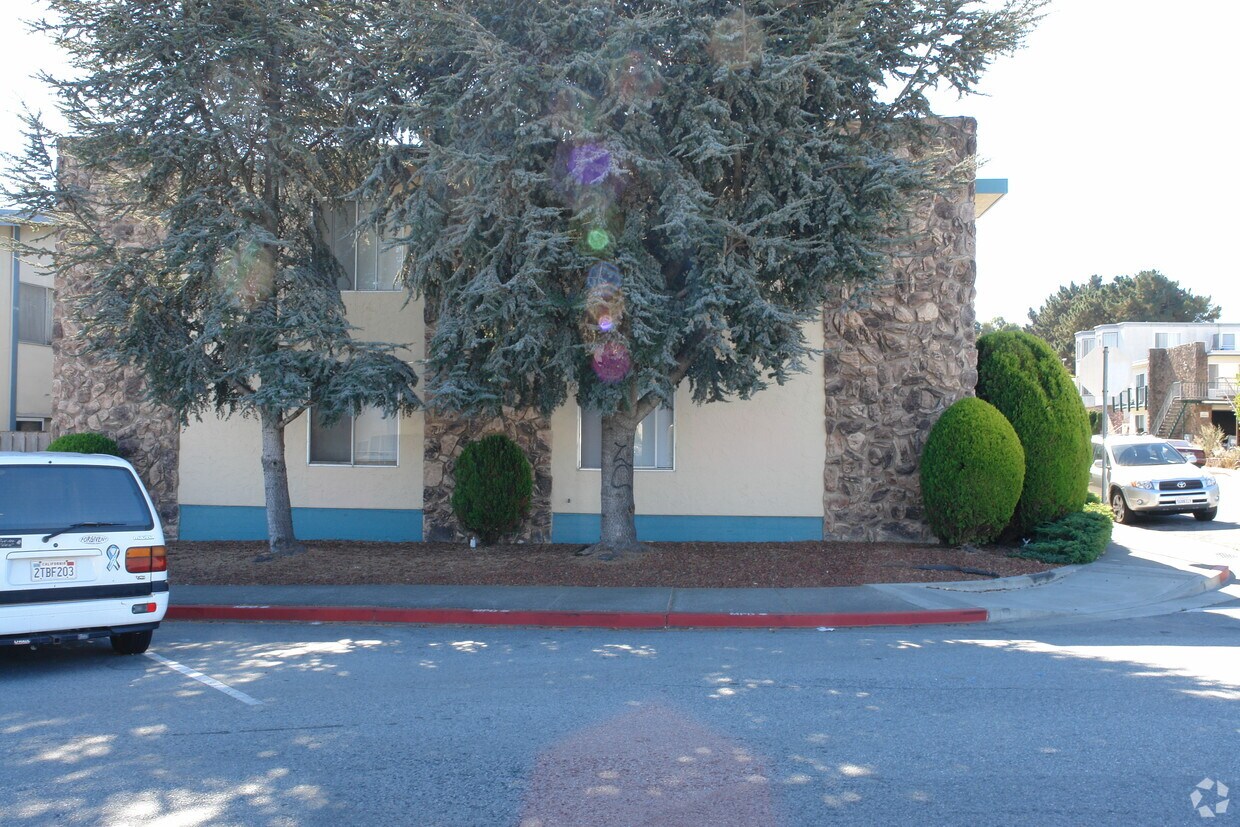 Foto del edificio - 498 Lincoln Cir