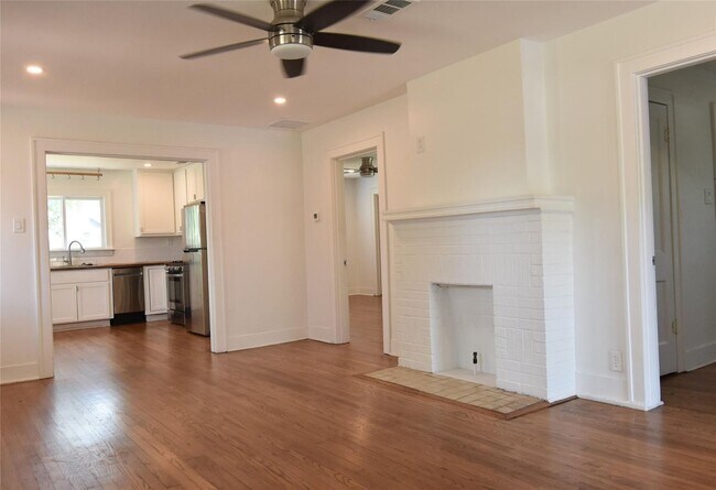Foto del edificio - Darling 2 bedroom 1 bath brick cottage Tudor.