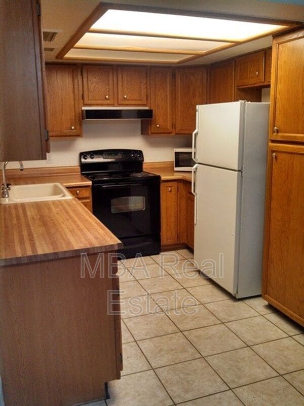 Foto del edificio - 2211 E Forge Ave