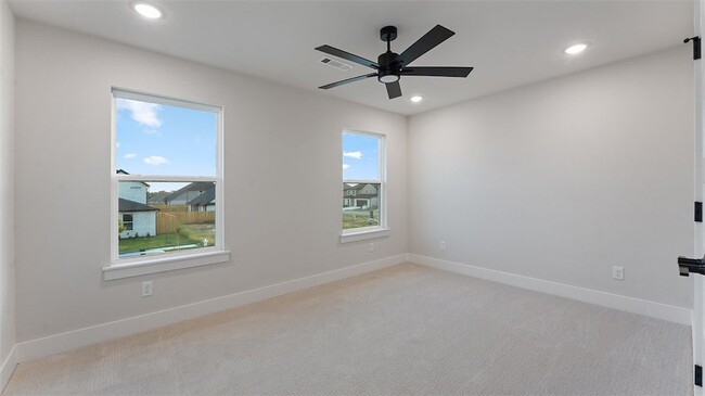 Building Photo - 930 Moksha St