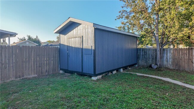 Building Photo - 2711 W Bishop Dr