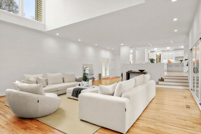 Building Photo - 11 Parade Ground Ct
