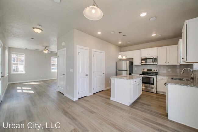 Building Photo - 3 br, 2.5 bath House - 10774 W Brownstone Ln