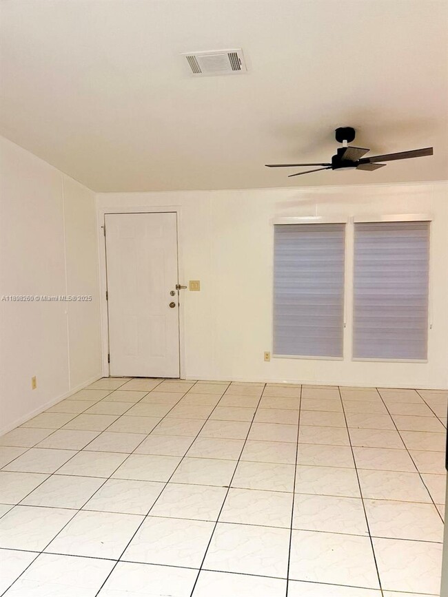 Foto del edificio - 5904 Sussex Dr