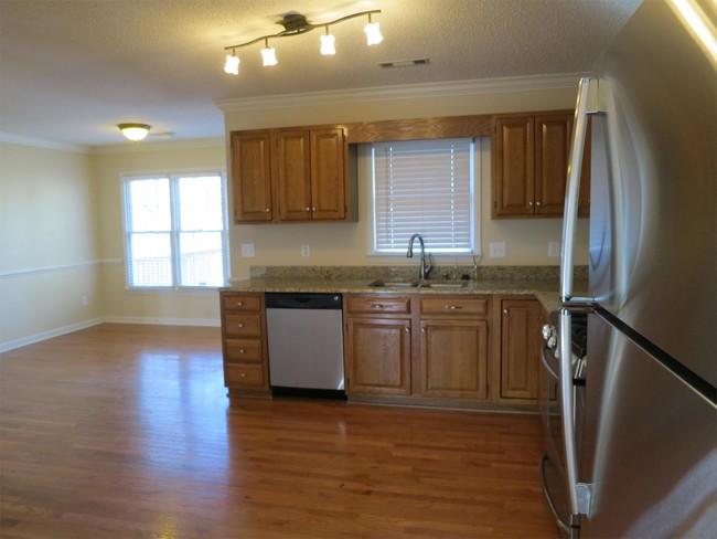 Building Photo - 730 Somerset Dr