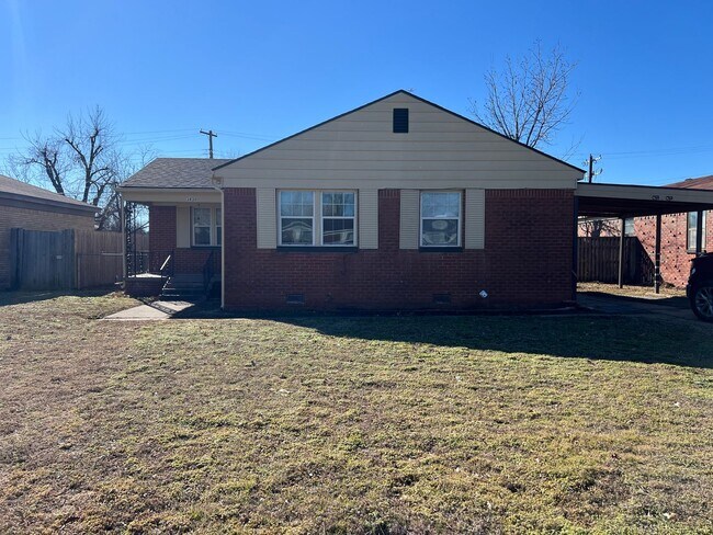 Building Photo - Charming 2 Bedroom