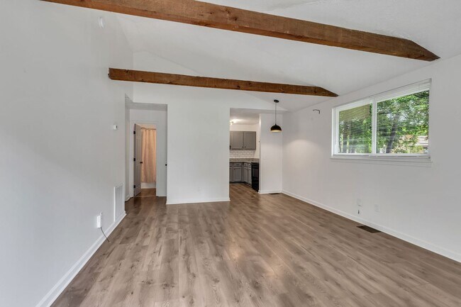 Foto del edificio - AVAILABLE JULY 10TH. 2 Bed 1 bath FOR LEASE in South Inglewood (East Nashville). $1750 Rent. Pets...