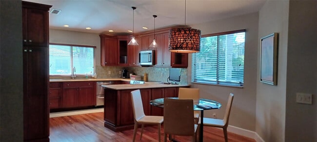 Foto del edificio - 6688 Via Regina