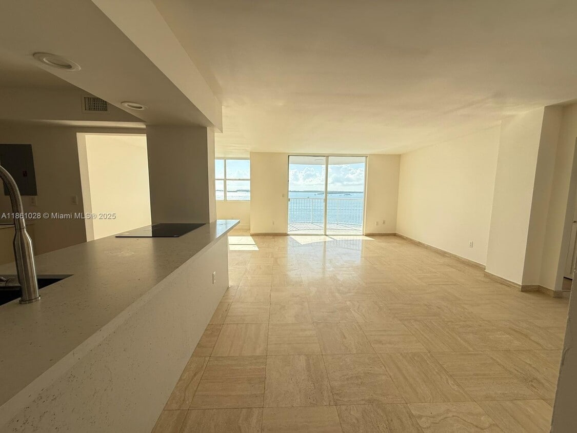 Primary Photo - 1420 Brickell Bay Dr