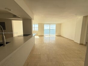 Building Photo - 1420 Brickell Bay Dr