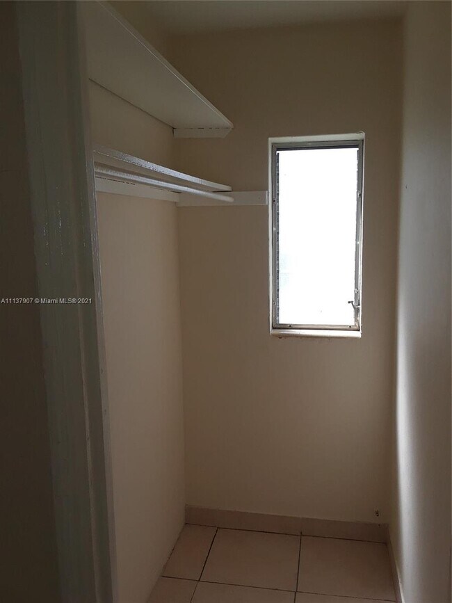Building Photo - 632 NE 85th St