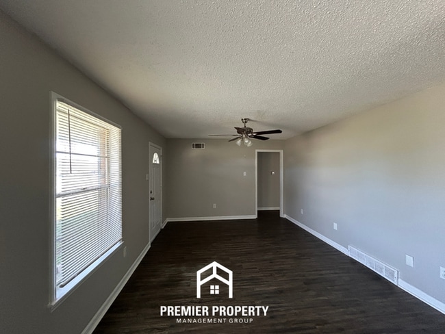 Building Photo - Spacious 3BR/2BA Home in Walls, MS | Brick Fireplace & Large Fenced Backyard