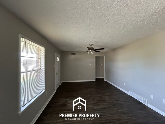 Foto del edificio - Spacious 3BR/2BA Home in Walls, MS | Brick Fireplace & Large Fenced Backyard