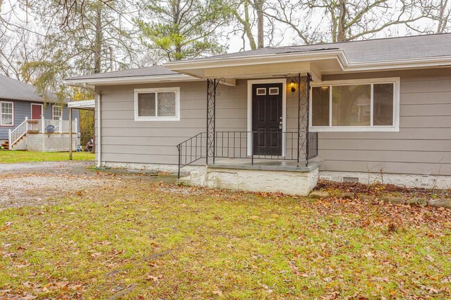 Building Photo - Updated 2 Bed 1 Bath with carport in East ...