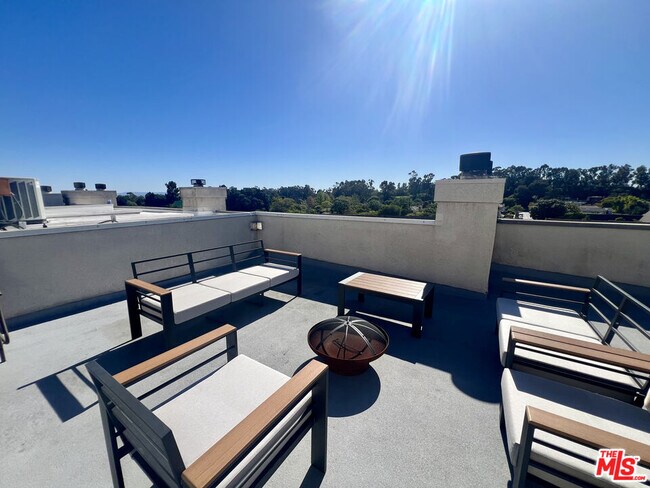 Foto del edificio - 390 S Sepulveda Blvd