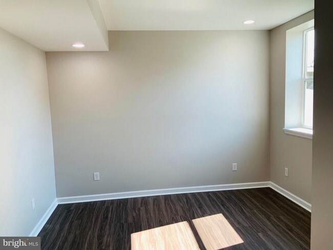 Foto del edificio - 2 BEDROOM BASEMENT UNIT