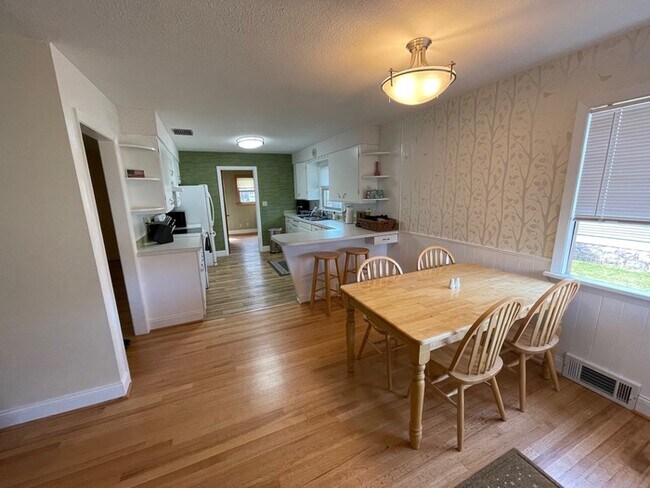 Building Photo - Newly renovated, pristine 4 bedroom house