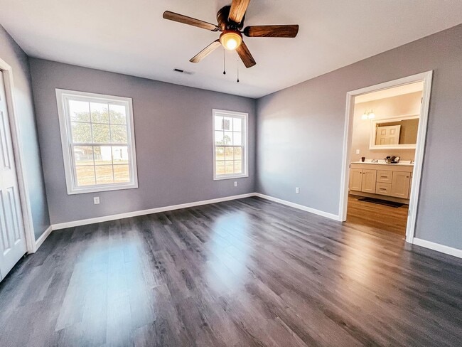 Building Photo - Country Living with Modern Amenities!