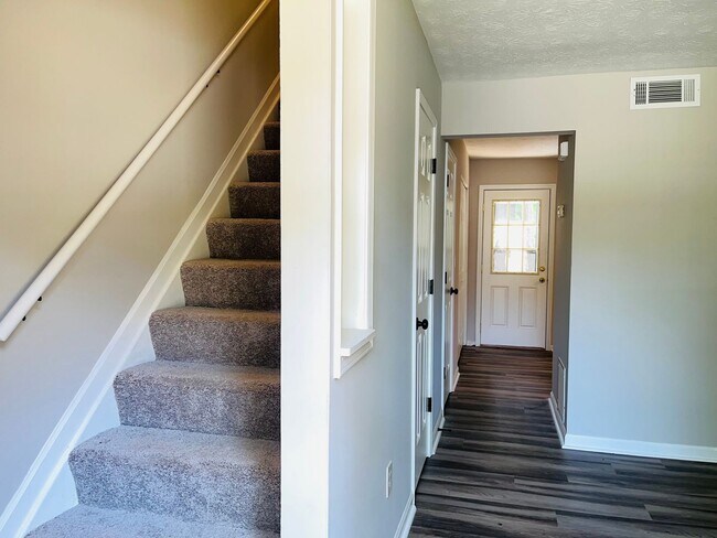 Foto del edificio - Location, location, location! Renovated townhome near Downtown Douglasville! Must See!