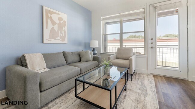 Foto del edificio - 6525 Ed Bluestein Blvd