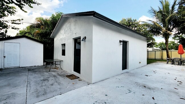 Building Photo - 421 W Evanston Cir