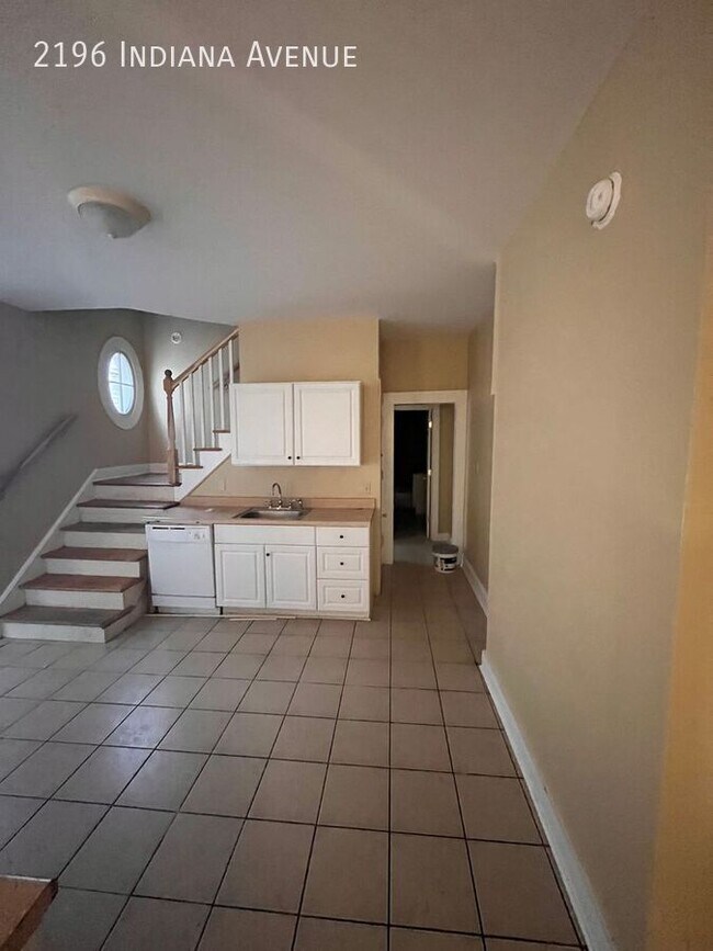 Building Photo - 4 Bed 2 Bath Townhouse Available Fall 2025