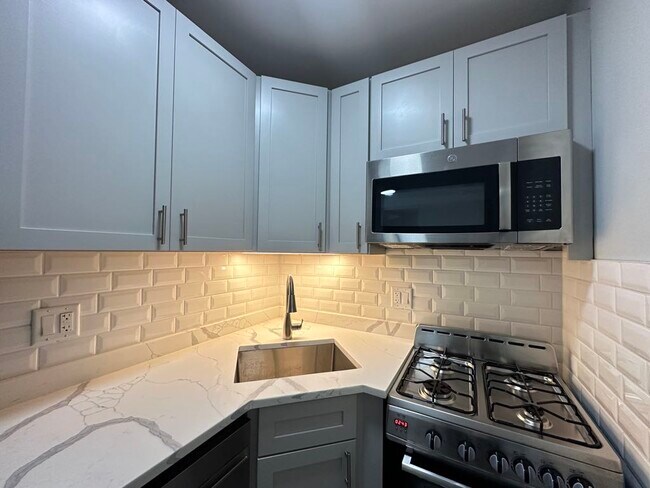 Building Photo - 545 W Belmont Ave