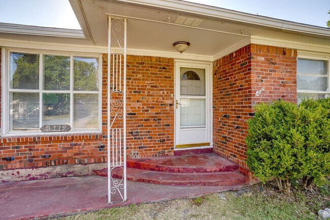 Building Photo - Ready for New Tenants-  4 Bed, 1 Bath Home in Richland Hills, Large Backyard, Birdville ISD- 76118