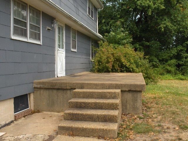 Building Photo - A 2nd floor 2 bedroom, 1 bath apartment