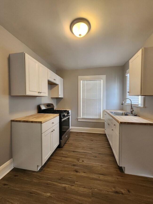 Foto del edificio - **UNDER NEW MANAGEMENT **   Renovated 2 Be...