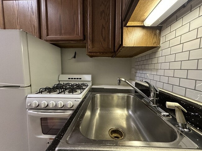 Building Photo - 516 W Melrose St