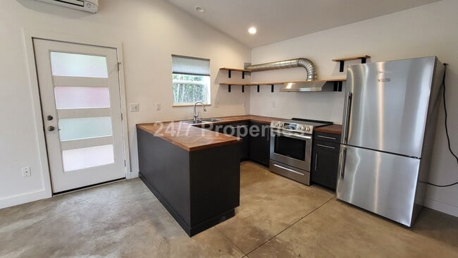 Building Photo - 2025-9415MF