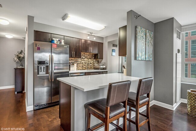 Building Photo - 345 N La Salle Dr
