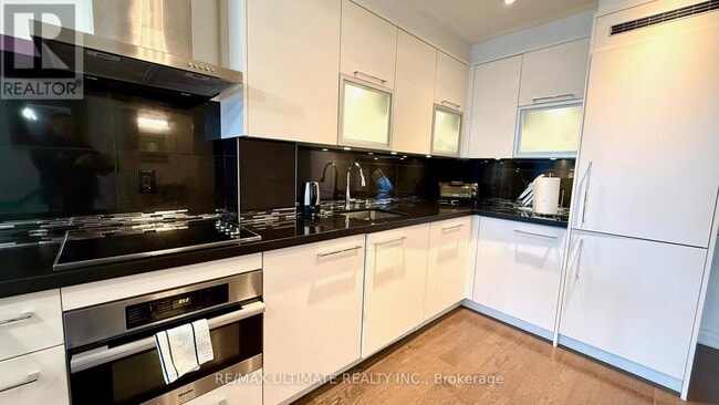 Building Photo - 8 The Esplanade