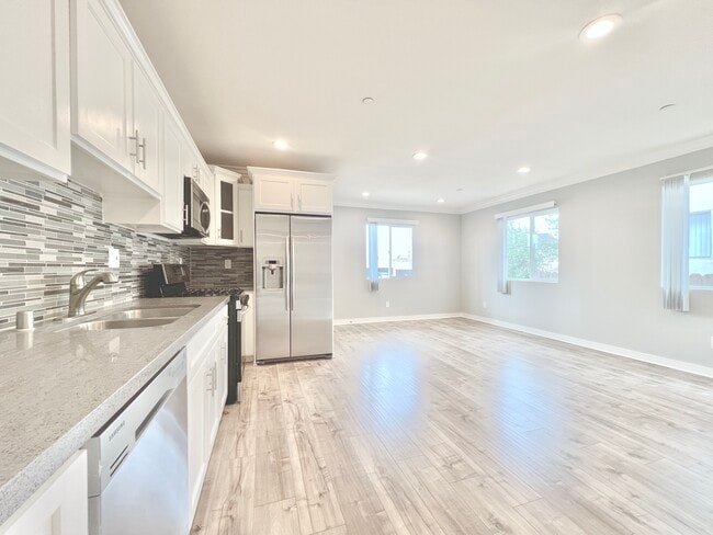 Building Photo - 4461 Rosewood Ave